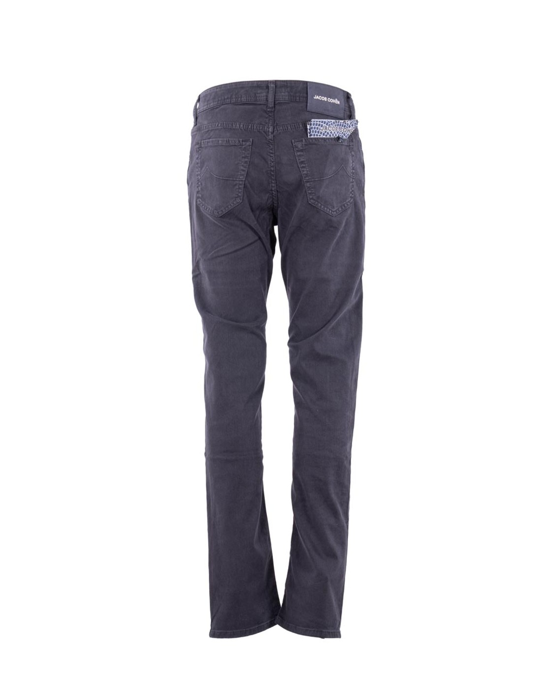 shop JACOB COHEN  Pantalone: Jacob Cohen pantaloni 5 tasche Bard.
Regular-slim fit.
Vita media.
Tessuto diagonale di lyocell e cotone stretch tinto in capo tortora.
Salpa in pelle scamosciata marrone e panna con pattern a laser. Logo ricamato.
Bottone smaltato opaco con motivo circolare e logo 3D, finitura terra.
Include bandana con stampa mosaico e rocchetto di filo.
Patta interna ricamata con nome del pantalone e citazione del fondatore.
Composizione: 49% lyocell, 49% cotone, 2% elastan/spandex.
Made in Italy.. QE004 S4216-Y99 number 9679514